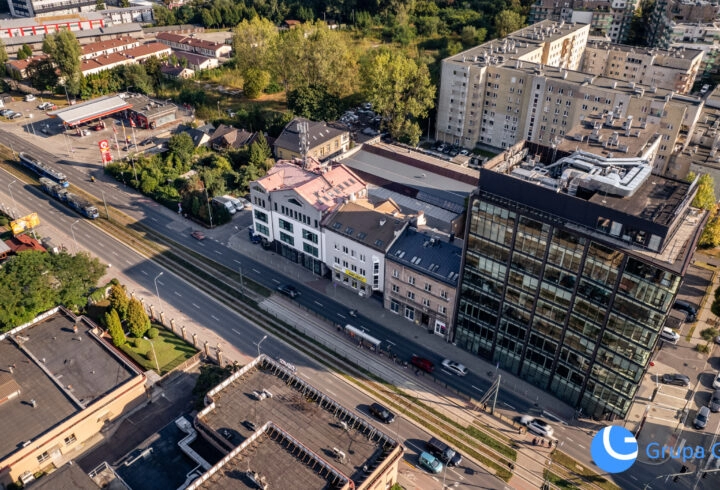 Trzypiętrowy budynek usługowy przy ul. Mogilskiej.