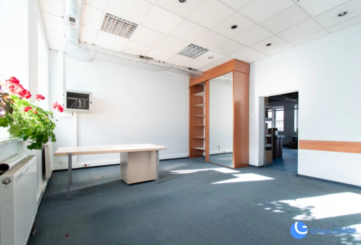 Trzypiętrowy budynek usługowy przy ul. Mogilskiej.