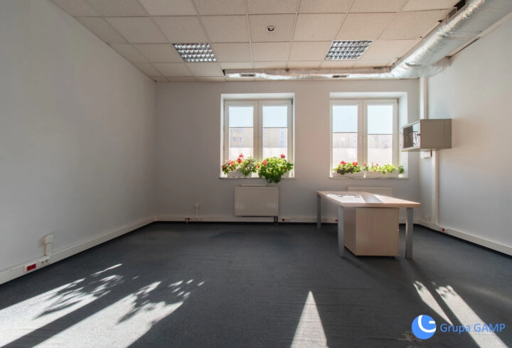 Trzypiętrowy budynek usługowy przy ul. Mogilskiej.