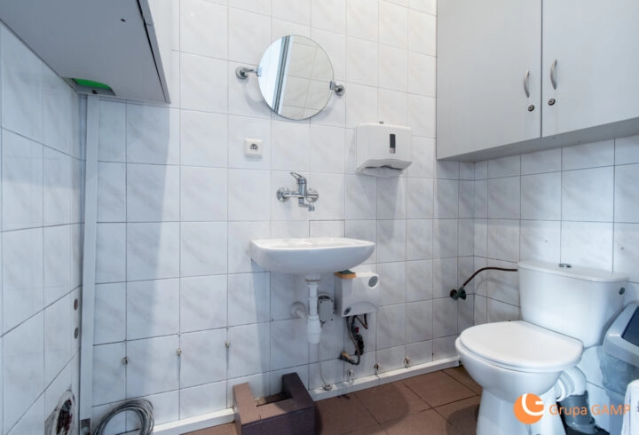 Trzypiętrowy budynek usługowy przy ul. Mogilskiej.