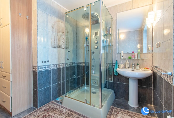 Gaj: Duży dom 400m2, 18 ar, dwa mieszkania