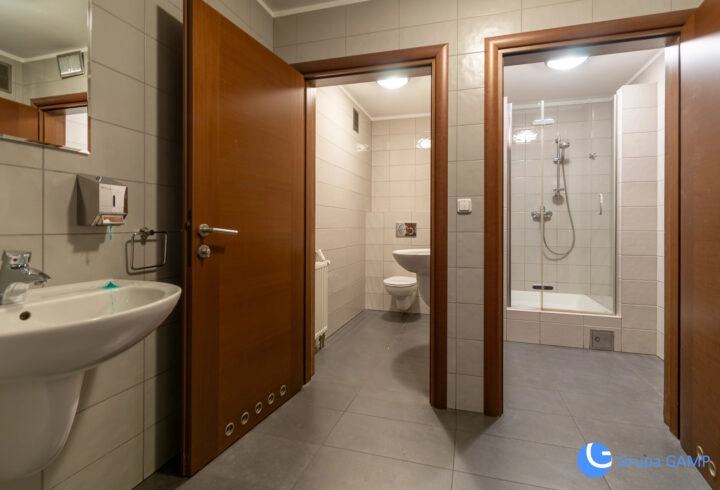 Budynek biurowy z parkingiem, ul. Królowej Jadwigi