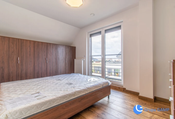 Nowoczesny z garażem na zamkniętym os. *Zielonki*