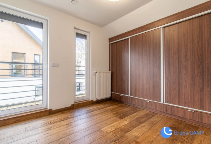 Nowoczesny z garażem na zamkniętym os. *Zielonki*