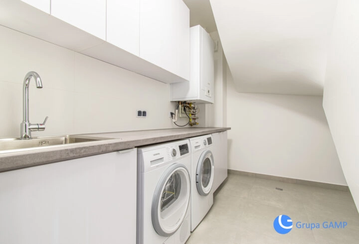 Nowoczesny z garażem na zamkniętym os. *Zielonki*