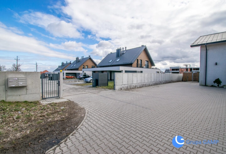 Nowoczesny z garażem na zamkniętym os. *Zielonki*