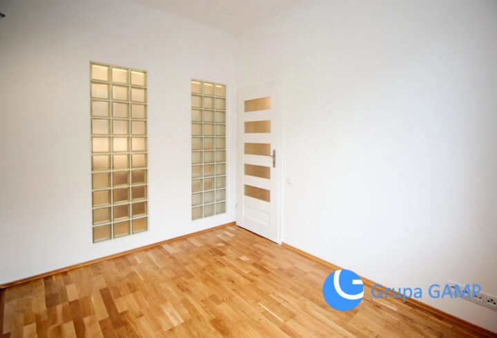 Trzy pokoje w centrum, kamienica z windą, 84 m2!