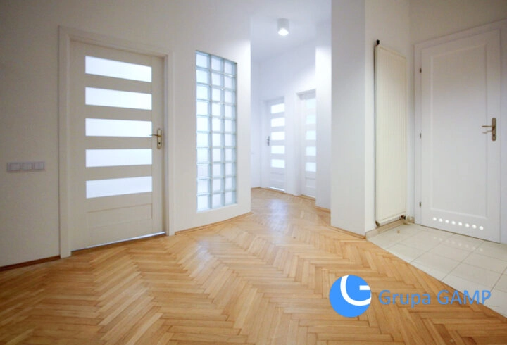 Trzy pokoje w centrum, kamienica z windą, 84 m2!