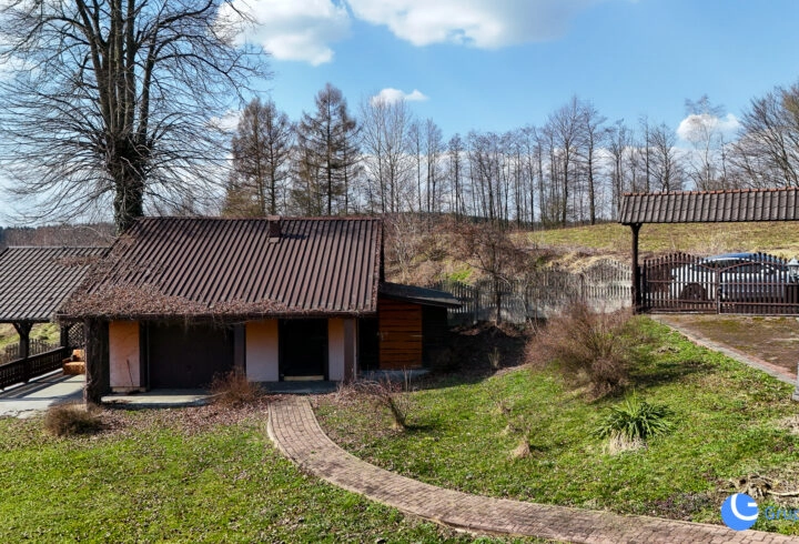 Piękny widok, strumień, sad, zabudowa |  Karwodrza