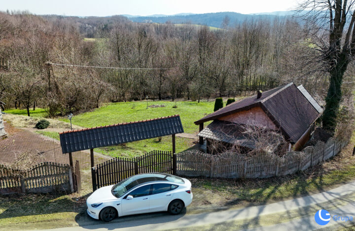 Piękny widok, strumień, sad, zabudowa |  Karwodrza