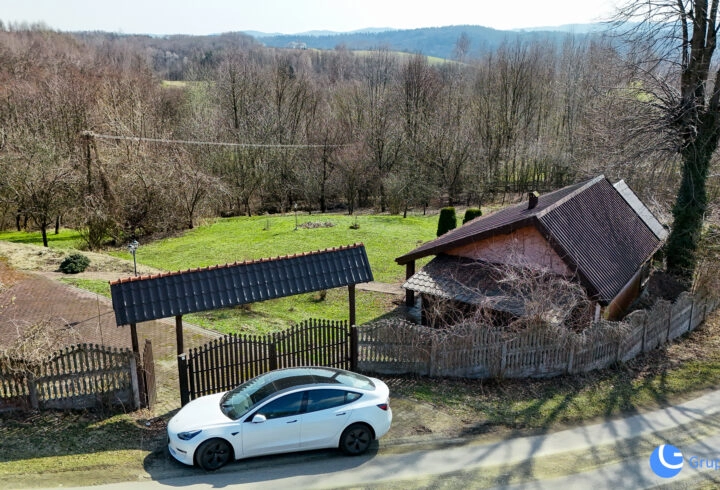 Piękny widok, strumień, sad, zabudowa |  Karwodrza