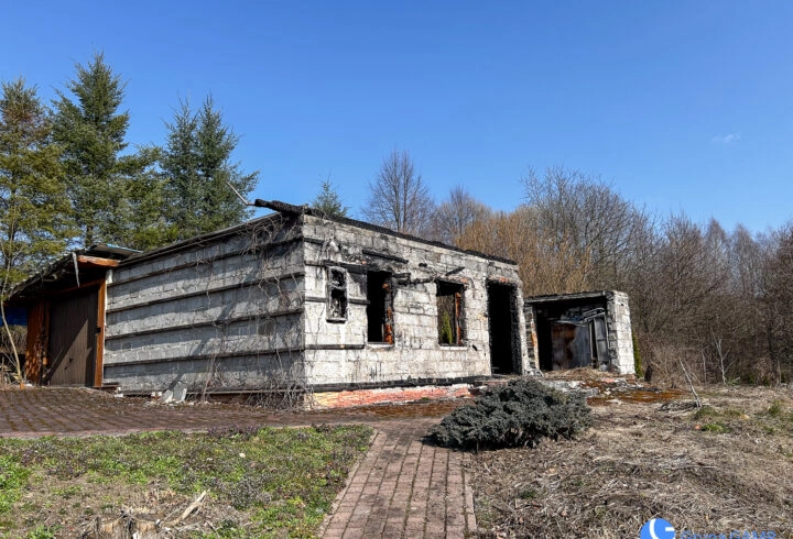Piękny widok, strumień, sad, zabudowa |  Karwodrza