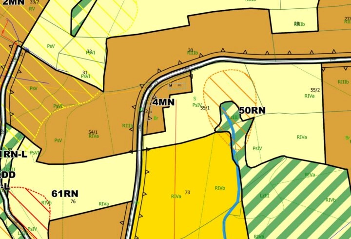 Piękny widok, strumień, sad, zabudowa |  Karwodrza