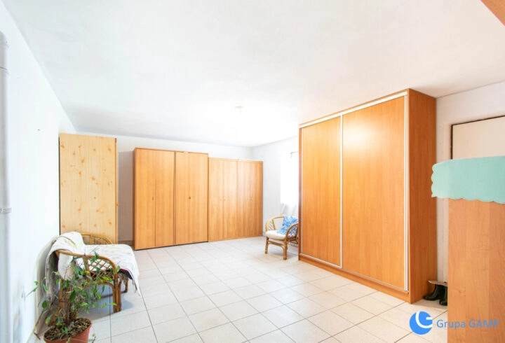 Gaj: Duży dom 400m2, 18 ar, dwa mieszkania