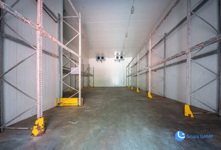 Hala magazynowo-produkcyjna z chłodniami | 861 m²